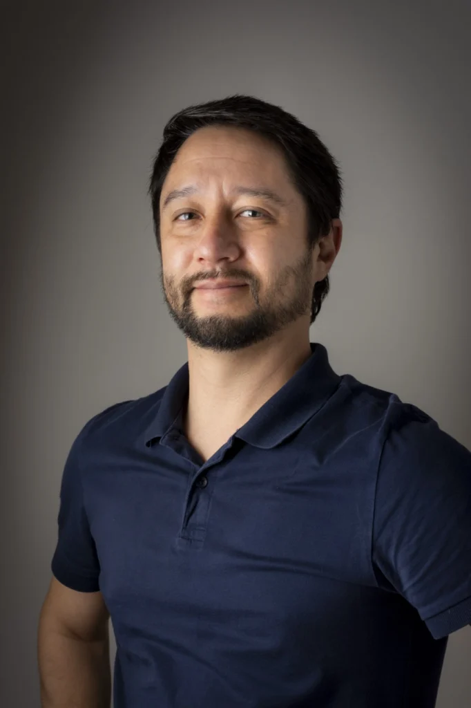 Francisco Masuda, de camisa azul-marinho, em retrato de estúdio