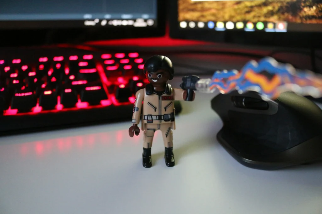 Bonequinho de brinquedo sozinho sobre uma mesa de trabalho